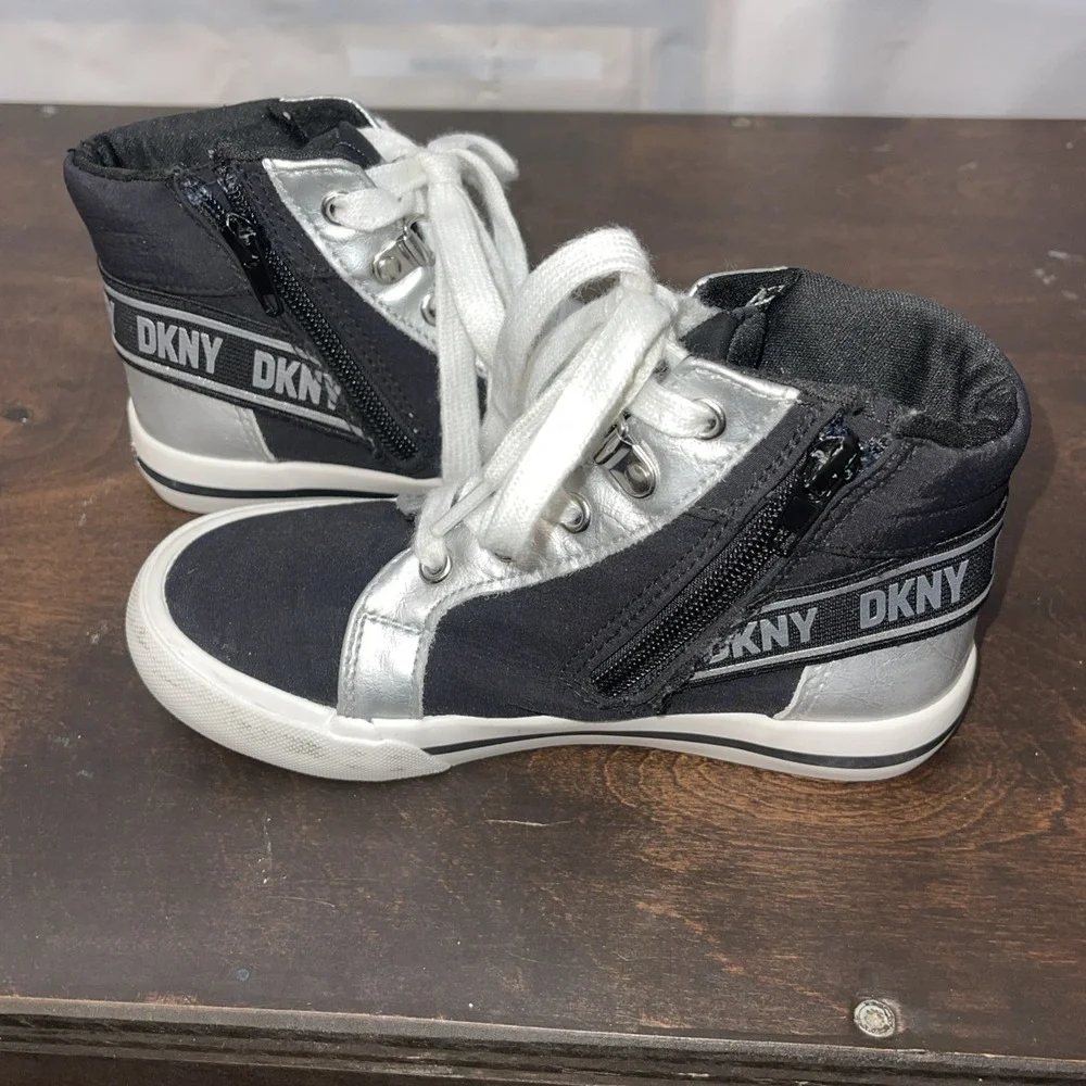 DKNY Hannah Vertical High Top Sneakers Girls Size 11 Youth Black White‎ Silver